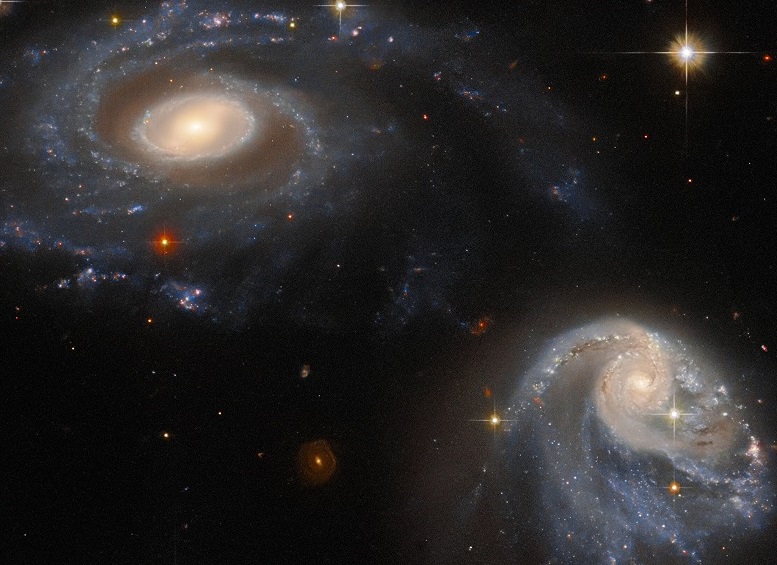 Hubble snaps a pair of interacting galaxies