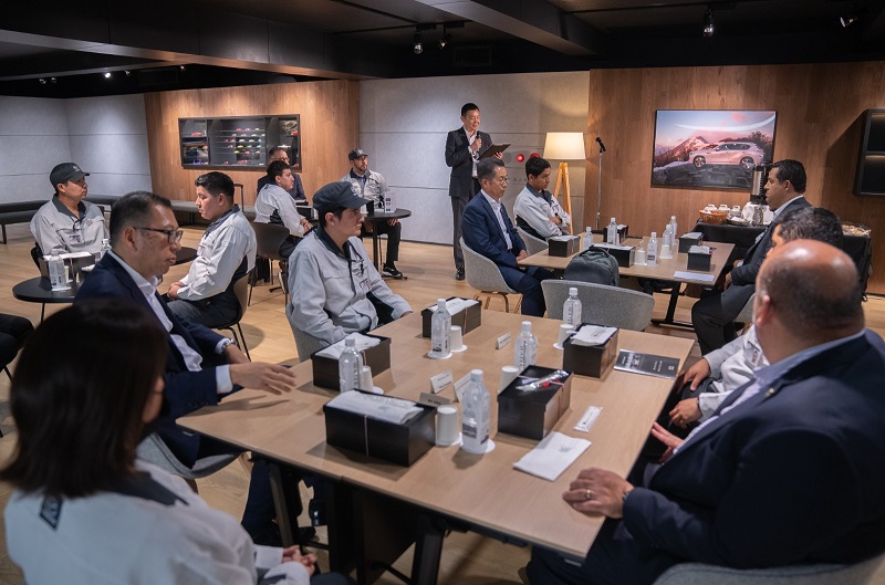 Governor visits the Mazda plant in Hiroshima