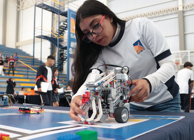 New Guanajuatense students do robotics