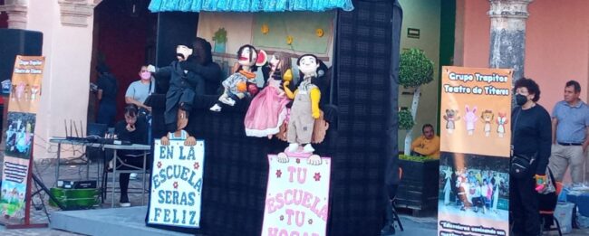 Reading Puppets Smiles Guanajuato 3