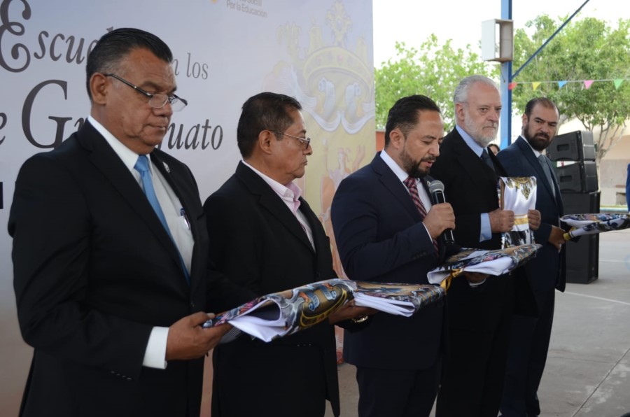 Schools receive Symbols of Guanajuato
