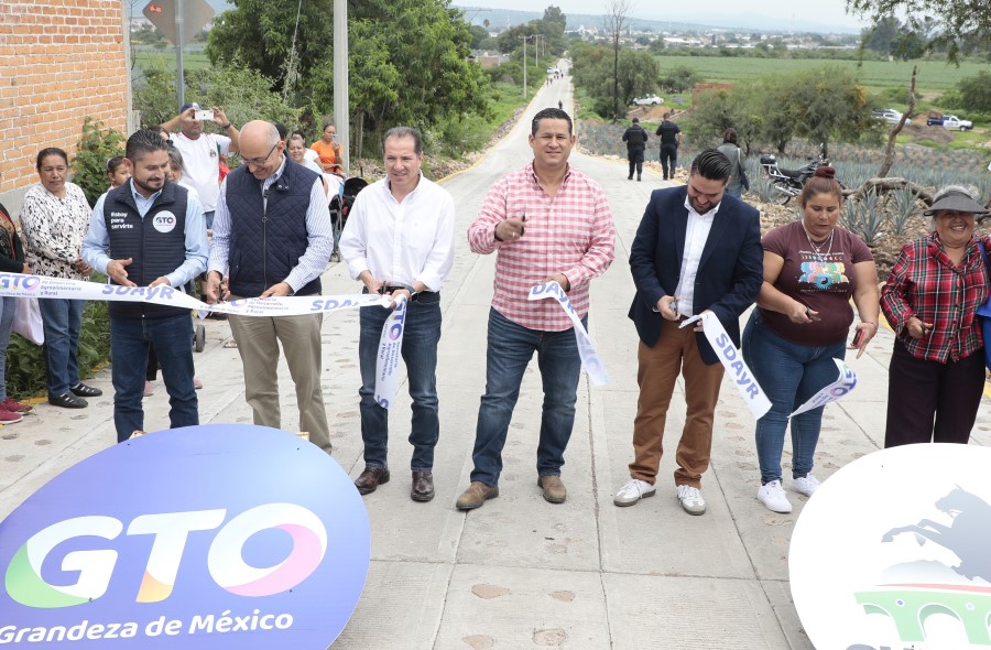 Governor delivers infrastructure in Cueramaro