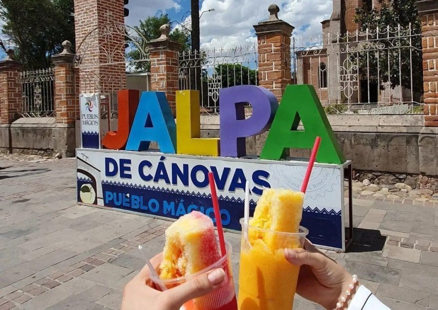 What delicacies can you enjoy in Jalpa de Canovas?