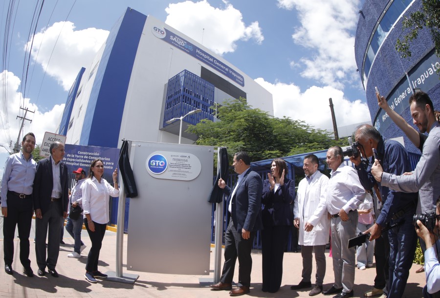 Governor hands in Medical Specialties Tower