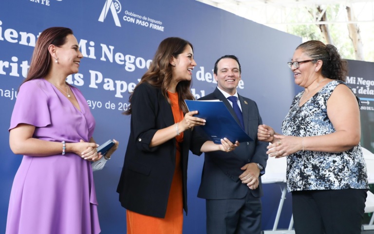 Libia delivers support and deeds in Irapuato