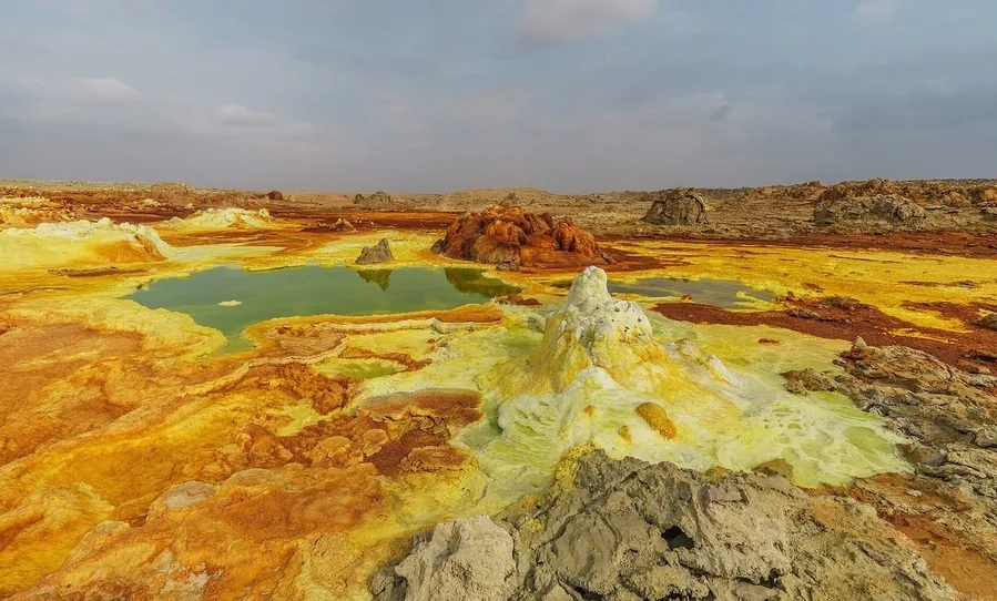 A newly forming ocean may split Africa