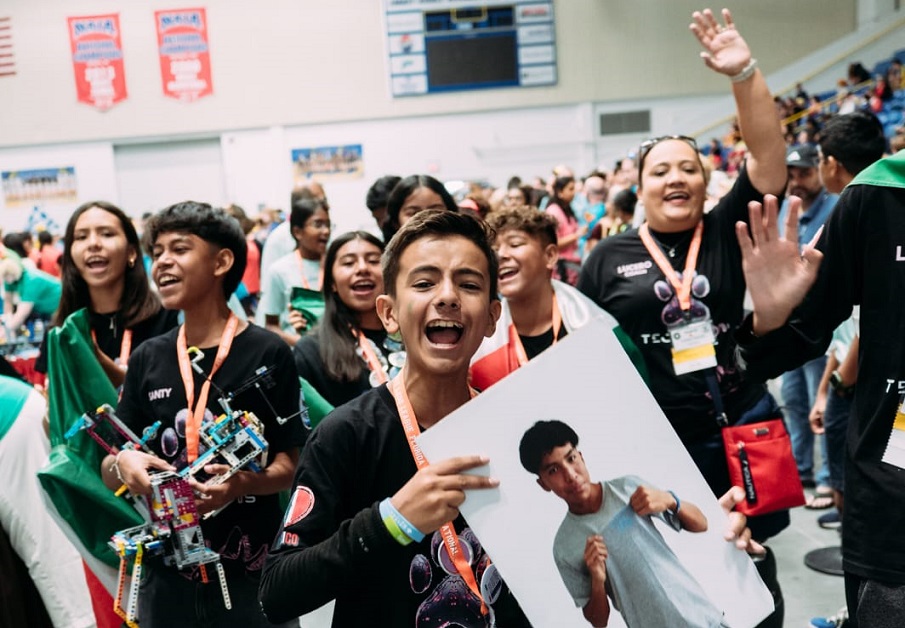 Leonese students triumph in robotics in Florida