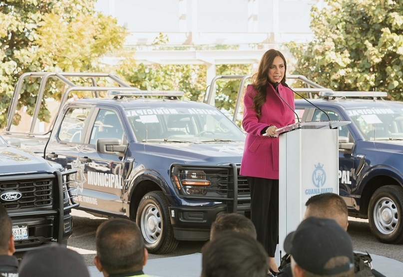 Governor delivers patrol vehicles to municipalities