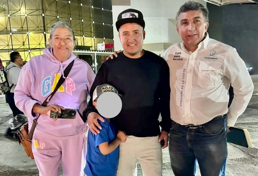 Migrant father and son are helped tu return
